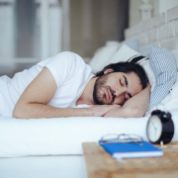 Junger Mann schläft im Bett Junger Mann schläft im Bett